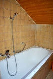 Salle de bain avec baignoire